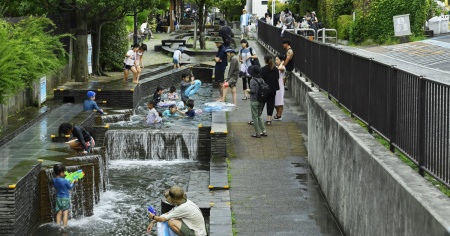 Tokyo in ginocchio: piogge record, morti