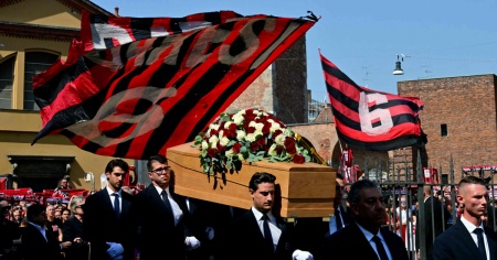 Milano si ferma per l'ultimo saluto al Capitano