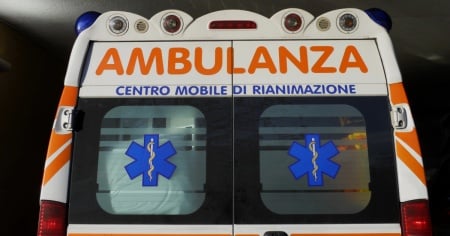 Mette la retromarcia e travolge deliberatamente un gruppo di ciclisti: quattro feriti