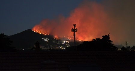 Como, il fuoco è arrivato alle case