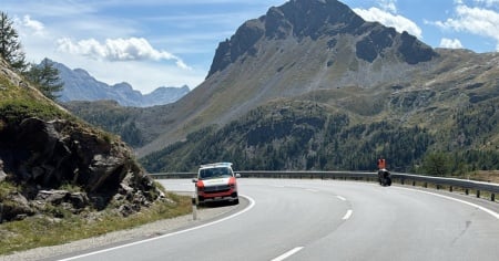 Perde il controllo della moto e finisce contro il guardrail