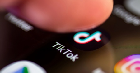 «Limitazione sproporzionata», bocciato il divieto social agli under 15