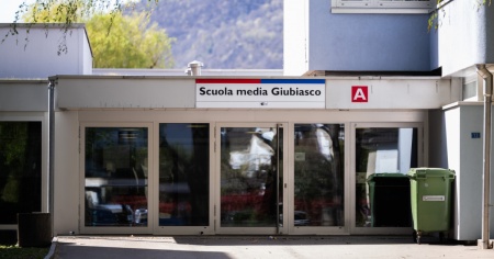 Docente arrestato: svariate segnalazioni andate a vuoto su una decina d'anni
