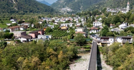 Domenica sulla nuova passerella ciclopedonale Tegna-Verscio