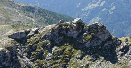 Scivola durante un'escursione e precipita: morta una 77enne