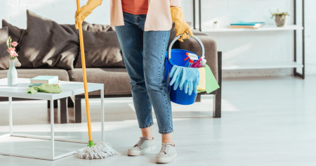Donne delle pulizie, il lavoro nero è una voragine (apparentemente) incolmabile