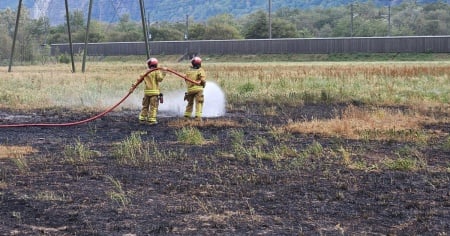 Due incendi in simultanea sotto la linea dell'alta tensione