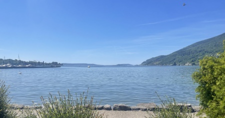Entra nel lago per nuotare, viene ritrovato mentre galleggia privo di vita