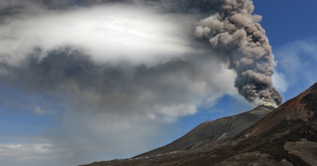 Breve eruzione sull’Etna, sale il livello d'allerta