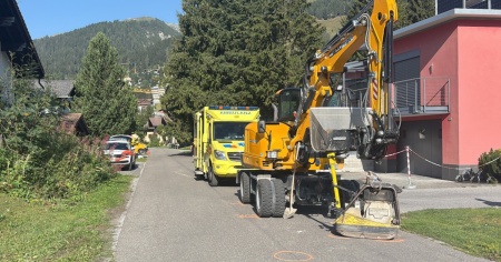 Un operaio rimane sotto la ruota di un escavatore