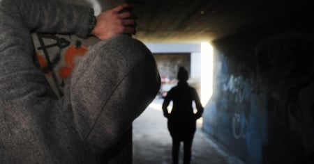 Esibizionista nel sottopassaggio della stazione