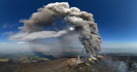 L’Etna torna a eruttare: stop agli atterraggi a Catania