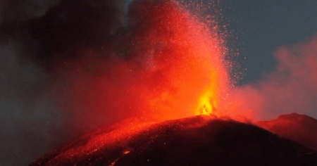Etna in eruzione: aeroporti chiusi e migliaia di turisti bloccati