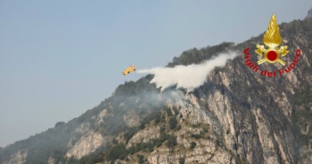 Brucia il Moregallo, ettari di bosco in fumo