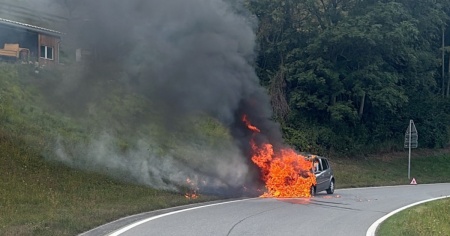 Auto completamente avvolta dalle fiamme