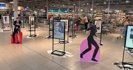 Che ci fa Eva Kant davanti alla Coop del Mercato Resega?