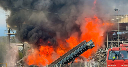 Fiamme in un magazzino a Ecublens: allerta per il forte fumo