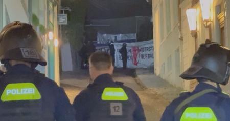"Fortezza Lindenhof": attivisti occupano la piazza, polizia schierata in forze