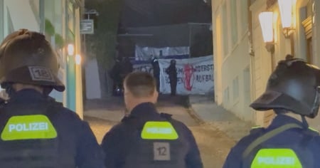 "Fortezza Lindenhof": attivisti occupano la piazza, polizia schierata in forze