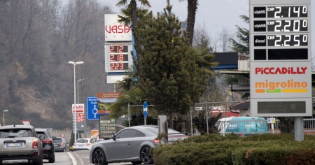 Litro benzina sopra i due franchi per la prima volta dal 2022