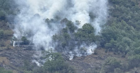 Fumo sopra i boschi ticinesi, elicottero in azione a Olivone