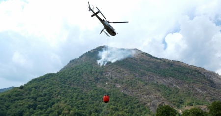 Fumo sopra i boschi ticinesi, elicotteri in azione a Olivone