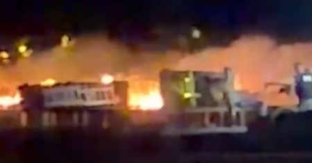 Chiatta in fiamme durante i fuochi del Primo Agosto a St-Prex