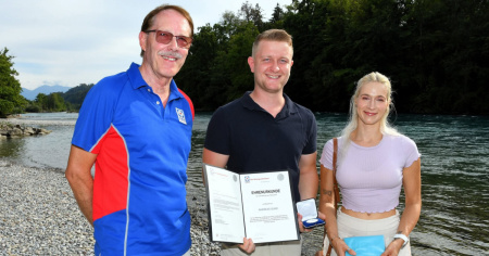 Salvano un giovane che rischiava di annegare nell'Aare, ora vengono premiati