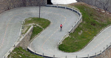 Schianto sul Passo del Gottardo: un ciclista in fin di vita