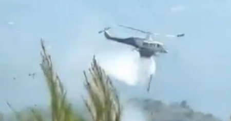 Due elicotteri si scontrano mentre domano le fiamme