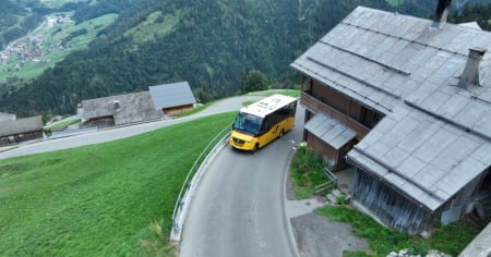 Scontro con un autobus, ciclista gravemente ferita