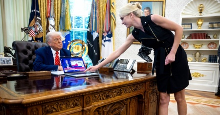 Natalie Harp in viaggio con Trump mentre infuriano le polemiche