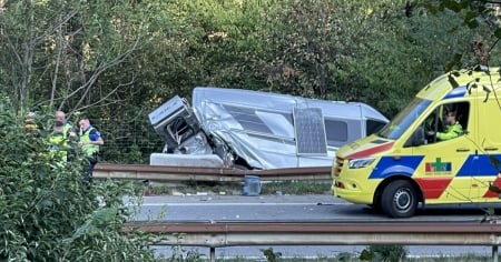 Il camper finisce fuori strada: brutto incidente sulla A2