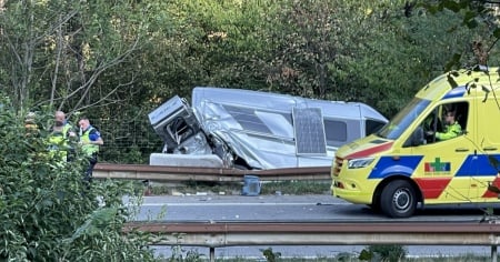Il camper finisce fuori strada: brutto incidente sulla A2