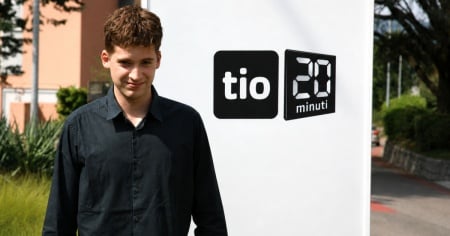 Il cantore di una musica senza tempo. «Agli hater risponde mia sorella»