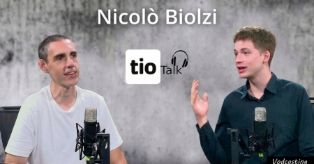 Il cantore di una musica senza tempo. «Agli hater risponde mia sorella»