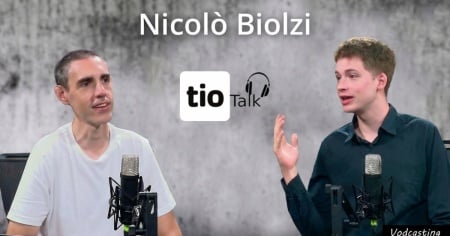 Il cantore di una musica senza tempo. «Agli hater risponde mia sorella»