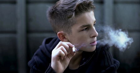 Il tabacco e il fascino del proibito: come le industrie puntano ai giovani