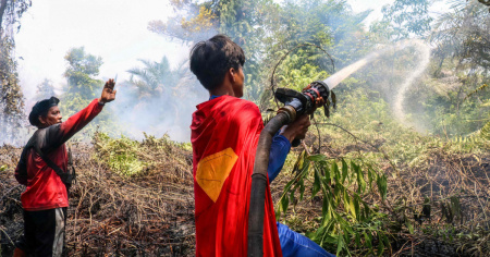 Diciassettenne spegne gli incendi vestito da Superman