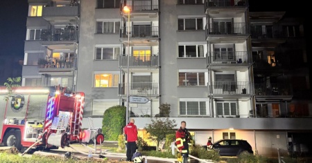 Incendio in un appartamento, undici feriti