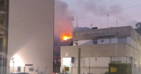 Incendio alle porte di Como: una cinquantina gli sfollati, ma nessun ferito