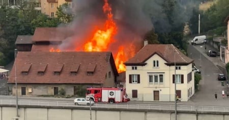 Spaventoso incendio, poi due esplosioni: sono quattro i pompieri feriti