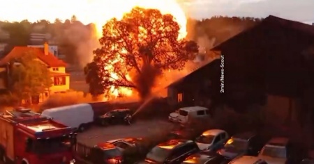 Tre pompieri feriti in seguito a un grosso incendio