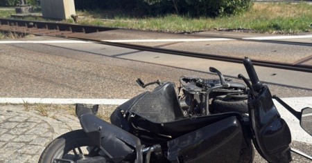 Frontale tra auto e scooter elettrico: muore un 83enne