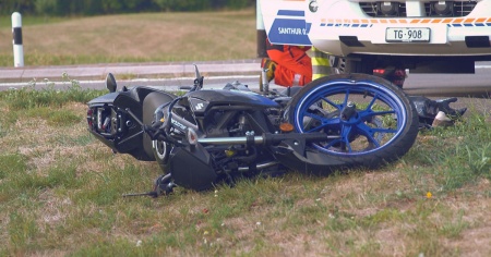 Scontro con un furgone, la vita di una 18enne è in pericolo