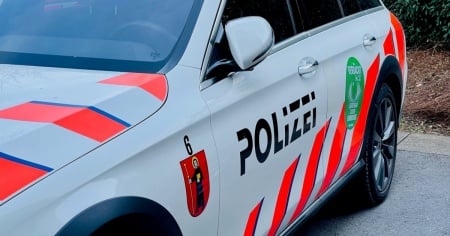 Spinge l'auto in panne in galleria: un camion lo travolge, uccidendolo