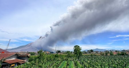 Erutta il vulcano Sinabung