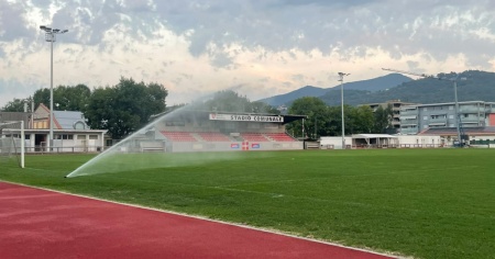 «Innaffiano i campi da calcio tutti i giorni!»: è davvero uno spreco?