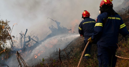 Incendio sull'isola di Salamina: due morti ed evacuazioni