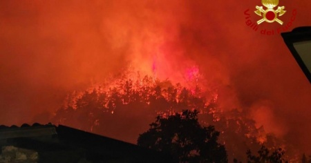 Incendio sul Lago di Garda: oltre 200 persone evacuate